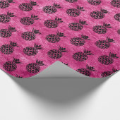 ピンクとブラックのパイナップル熱帯誕生日パーティー ラッピングペーパー (角)
