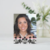 ピンクとブラックの卒業式オープンハウスのクラス インビテーションポストカード (スタンド正面)