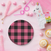 ピンクとブラックの市松模様にスクウェアバッファロープレイド ペーパープレート (パーティー)