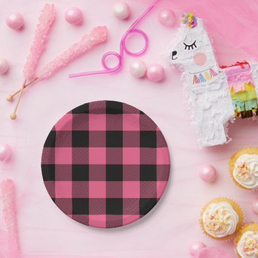 ピンクとブラックの市松模様にスクウェアバッファロープレイド ペーパープレート (パーティー)