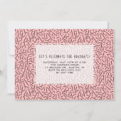 ピンクとブラックの抽象芸術フレームの写真卒業 招待状 (裏面)