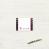 ピンクとブラック(白水玉模様) パーソナライズされた ポストイット (デスク上)