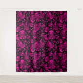 ピンクとブルゴーニュの水玉模様紙吹雪パターン タペストリー (正面)