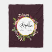ピンクとブルゴーニュの花模様モノグラム フリースブランケット (正面)