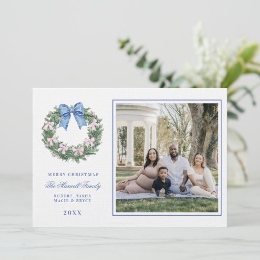 ピンクとブルーのグランドミレニアルクリスマスリース 招待状 (スタンド正面)