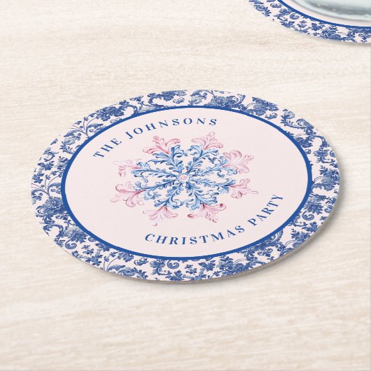 ピンクとブルーのスノーフレークとダマスク付縁どき ラウンドペーパーコースター (アングル)