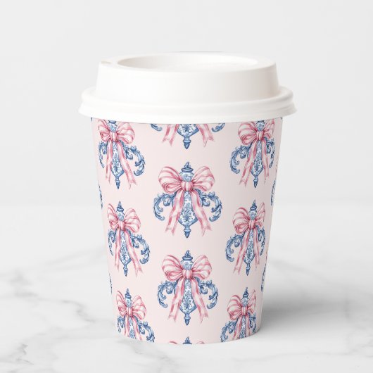 ピンクとブルーのダマスクオーナメントとピンクボウ 紙コップ (裏面)