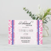 ピンクとブルーのダマスクリハーサルのディナーカード 招待状 (スタンド正面)