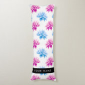 ピンクとブルーのダリア、花のパターン、あなたの名前 ボディピロー (正面縦)