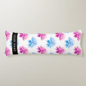 ピンクとブルーのダリア、花のパターン、あなたの名前 ボディピロー (正面)