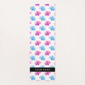ピンクとブルーのダリア、花のパターン、あなたの名前 ヨガマット (裏面)
