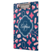 ピンクとブルーのナースパターン(モノグラム) クリップボード (左)