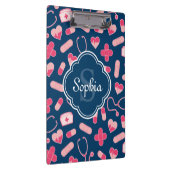 ピンクとブルーのナースパターン(モノグラム) クリップボード (右)