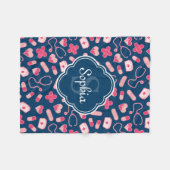 ピンクとブルーのナースパターン(モノグラム) フリースブランケット (正面(横))