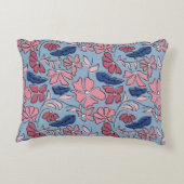 ピンクとブルーの手描きフローラブロックプリント アクセントクッション (裏面)