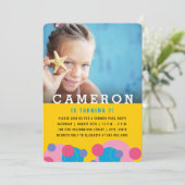 ピンクとブルーの泡フォトガールバースデーパーティー 招待状 (スタンド正面)