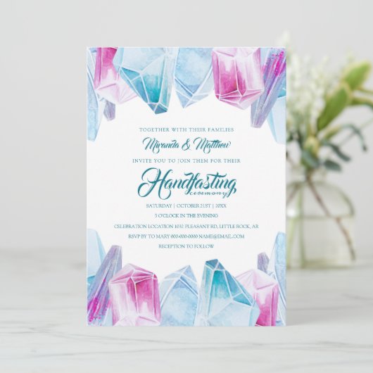 ピンクとブルーの神秘的な結晶の宝石ハンドスティング 招待状 (スタンド正面)