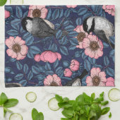 ピンクとブルーの野生のバラの《鳥》アメリカゴガラ キッチンタオル (折り畳み)