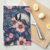 ピンクとブルーの野生のバラの《鳥》アメリカゴガラ キッチンタオル (四つ折り)