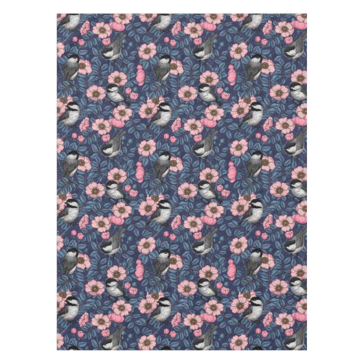 ピンクとブルーの野生のバラの《鳥》アメリカゴガラ テーブルクロス (正面)
