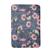 ピンクとブルーの野生のバラの《鳥》アメリカゴガラ バスマット (正面縦)