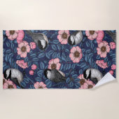 ピンクとブルーの野生のバラの《鳥》アメリカゴガラ ビーチタオル (正面)