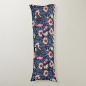 ピンクとブルーの野生のバラの《鳥》アメリカゴガラ ボディピロー (正面縦)