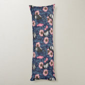 ピンクとブルーの野生のバラの《鳥》アメリカゴガラ ボディピロー (裏面 (縦))