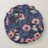 ピンクとブルーの野生のバラの《鳥》アメリカゴガラ ラウンドクッション (裏面)