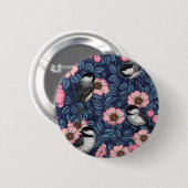 ピンクとブルーの野生のバラの《鳥》アメリカゴガラ 缶バッジ (正面&裏面)