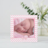 ピンクとホワイトのシェブロンストライプの誕生日のお知らせ 案内状 (スタンド正面)