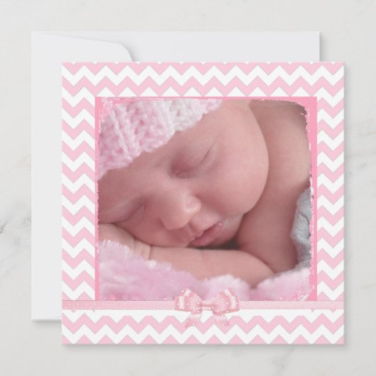 ピンクとホワイトのシェブロンストライプの誕生日のお知らせ 案内状 (正面)