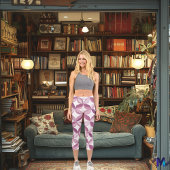 ピンクとホワイトのフローラデザイン:カスタム文字とロゴ カプリレギンス