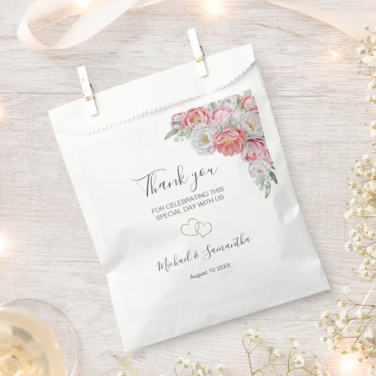 ピンクとホワイトの芍薬の結婚式 フェイバーバッグ (クリップ留めされた状態)