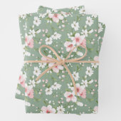 ピンクとホワイトの花のグリーンの背景 コテージコア ラッピングペーパーシート (インサイチュ)