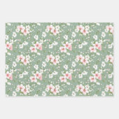 ピンクとホワイトの花のグリーンの背景 コテージコア ラッピングペーパーシート (正面)