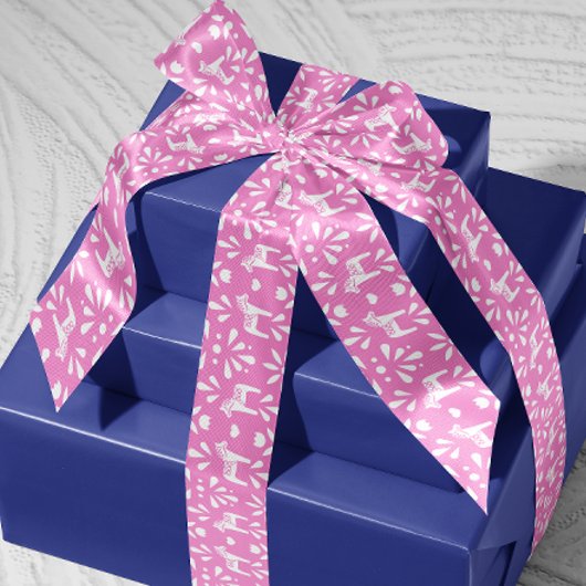 ピンクとホワイトスウェーデンダラホースホリデーギフト サテンリボン