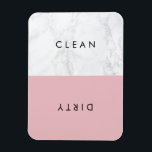 ピンクとホワイトマーブルのモダンタイポグラフィ マグネット<br><div class="desc">まモダンたスタイリッシュ、薄いピンクと白い大理石の背景モダンのタイポグラフィを特徴とするフェイク食洗機磁石。これは卒業式の贈り物や贈り物として結婚完璧である。その他の色も利用可能。</div>