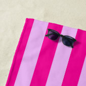 ピンクとマゼンタのストライプパターン ビーチタオル (インサイチュ)