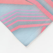 ピンクとライトブルーの幾何学的パターン(デイカラー) フリースブランケット (角)