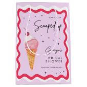 「ピンクとレッドのウェーブがかったレトロ」彼女を手に入れた ミディアムペーパーバッグ (正面)