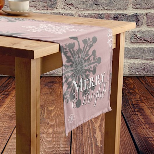 ピンクと明メリーるい雪の結晶クリスマス ミディアムテーブルランナー