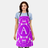 ピンクと白かわいらしの対称文字 エプロン (着用した状態)