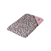 ピンクと白と黒のヒョウ柄モノグラム入り バスマット (アングル)