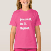 ピンクと白のインスピレーションの引用 "夢を描き、実現する" Tシャツ (正面)