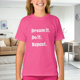 ピンクと白のインスピレーションの引用 "夢を描き、実現する" Tシャツ