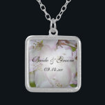 ピンクと白のカニのリンゴ結婚の花 シルバープレートネックレス<br><div class="desc">ピンクかわいらしと白のカニのリンゴ結婚のペンダントネックレスは、花嫁や彼女の花嫁やブライダルパーティのためのユニーク記念品の贈り物をする。このエレガントのジュエリーは結婚、シルバーでメッキしたペンダントの中に白とピンクのカニのリンゴの花が木の上に咲くデジタルのフローラ写真を備えている。</div>