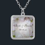 ピンクと白のカニのリンゴ結婚の花 シルバープレートネックレス<br><div class="desc">ピンクかわいらしと白のカニのリンゴ結婚のペンダントネックレスは、花嫁や彼女の花嫁やブライダルパーティのためのユニーク記念品の贈り物をする。このエレガントのジュエリーは結婚、シルバーでメッキしたペンダントの中に白とピンクのカニのリンゴの花が木の上に咲くデジタルのフローラ写真を備えている。</div>