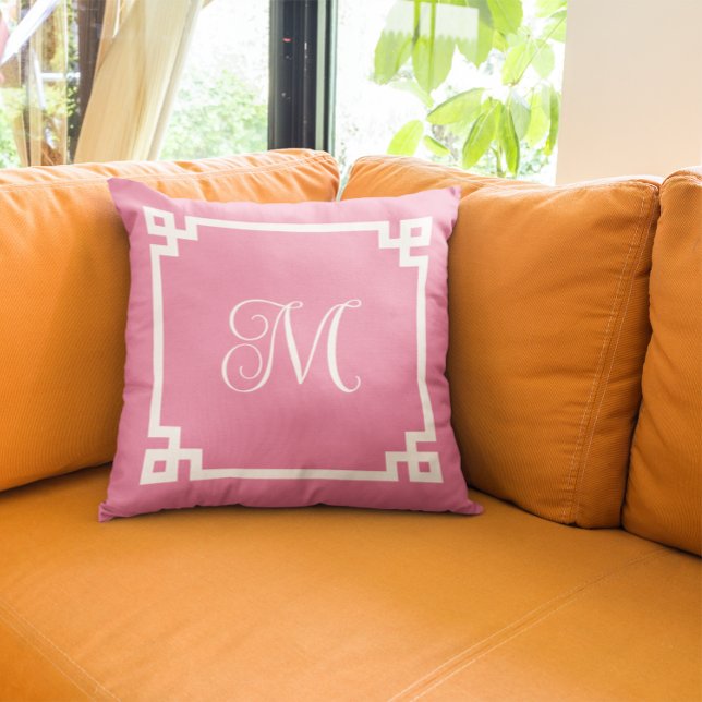 ピンクと白のギリシャ語の鍵ス縁どクリプトモノグラム アウトドアクッション (Create your own pink and white monogrammed Greek Key border throw pillow.)
