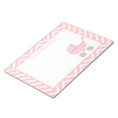 ピンクと白のシェブロンのベビーカーのママになる ノートパッド (アングル)